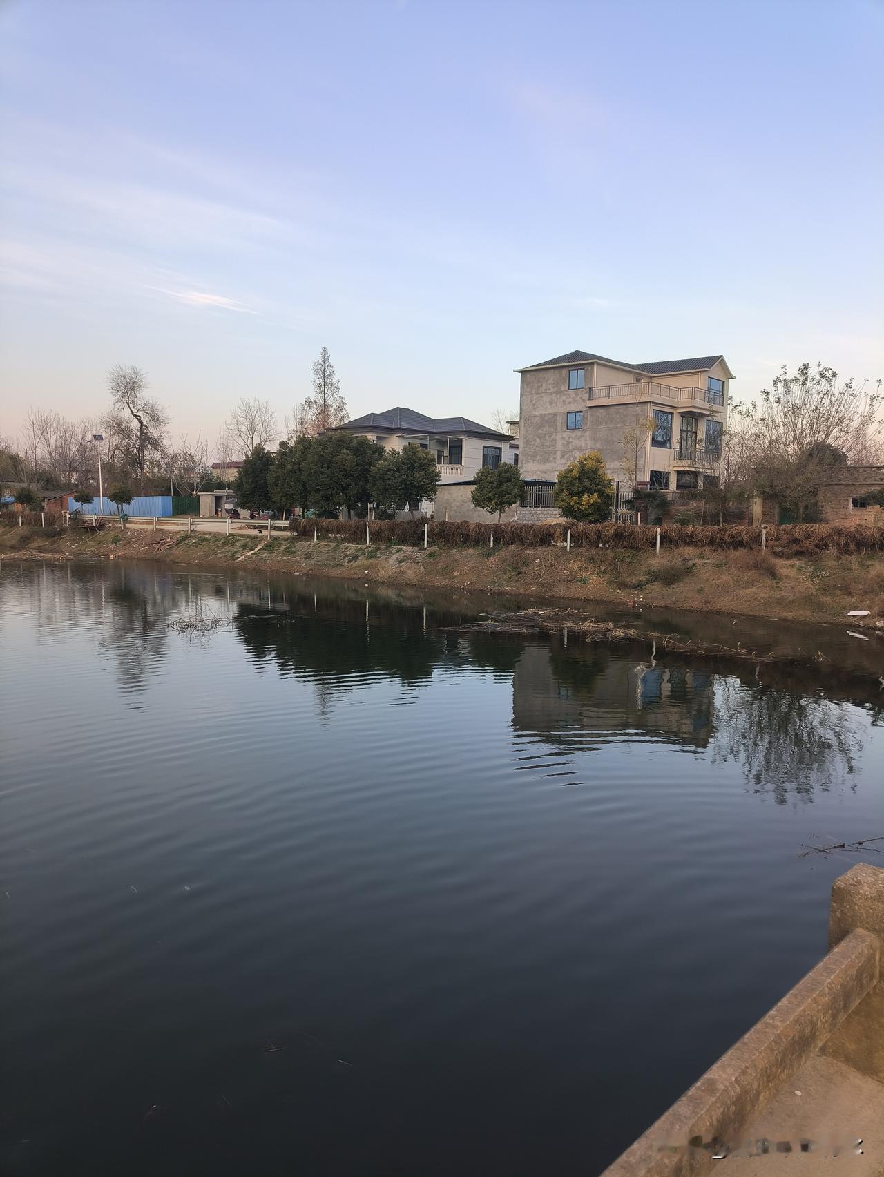 有件事已经过去多年，却恍如昨日发生。事情发生在1985年秋天的一天。邻居家儿