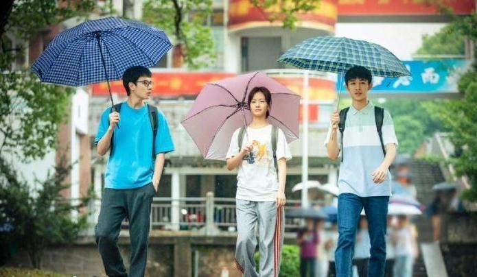 我大哥和大嫂是初中同学。这事在我们那儿挺稀罕的。九十年代的农村，初中生搞对象，那