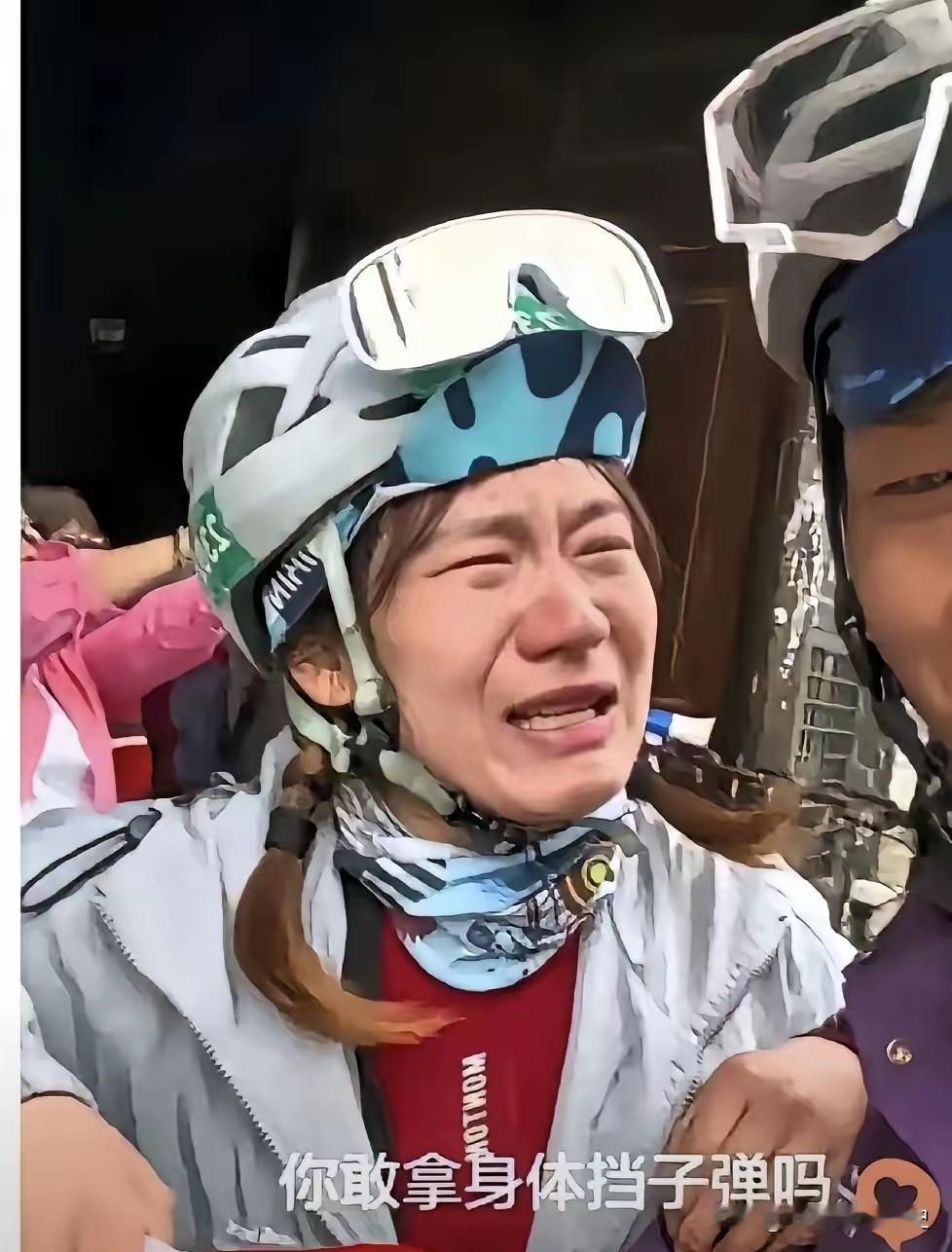 她蹲在泸定桥上大哭：“你敢拿身体挡子弹吗？”一句话问懵老公。她蹲在泸定桥上，