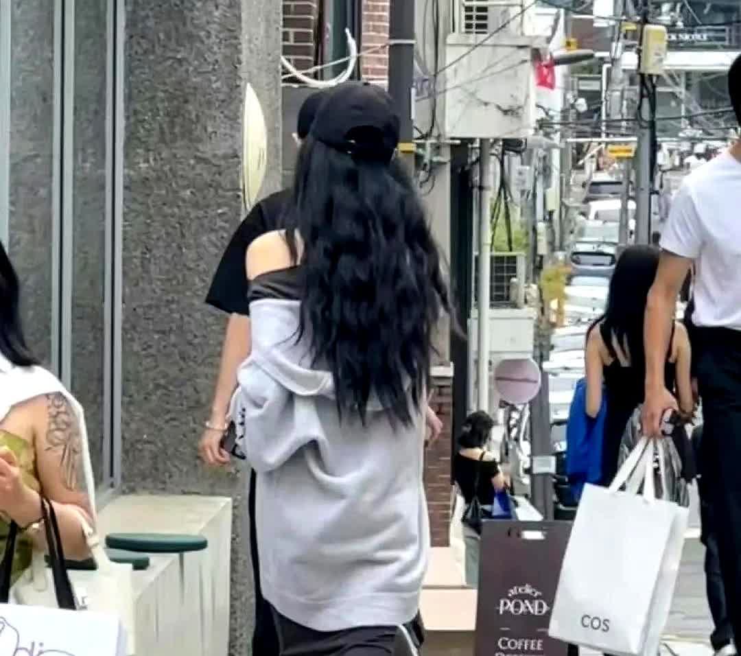 我怀疑过王勉只是工作需要也怀疑过那些偶遇照片是摆拍万万没想到，王