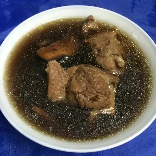 为什么有的猪肉炖后骨头会变黑呢？骨头变黑的猪肉还可以食用吗？昨天买了一点猪排