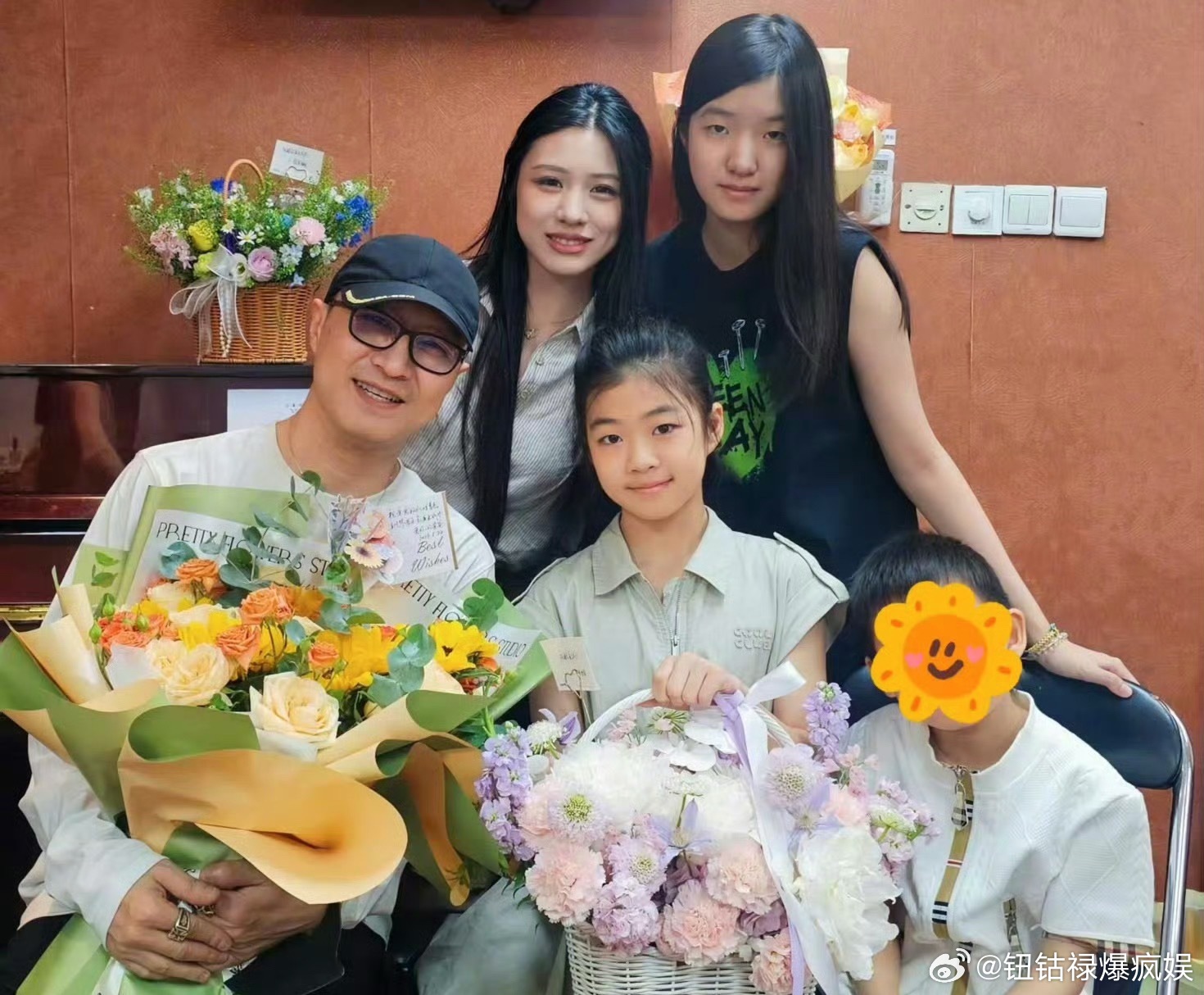 21岁小苹果好漂亮小苹果跟妈妈好像啊，好漂亮，甚至比妈妈还漂亮🥰汪峰