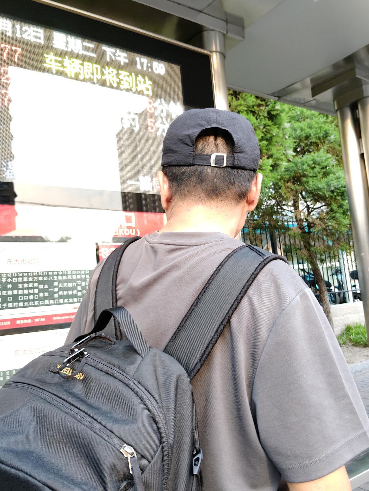 等公交一幕昨天傍晚从哥家（307）出来，到了车站，站牌上显示77路还有7分钟到