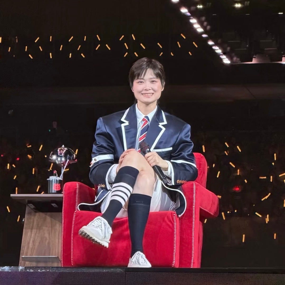 李宇春每场不是都加座爆满吗？不是每场都一秒秒没吗？要不然我怎么会坐家里而不是现场