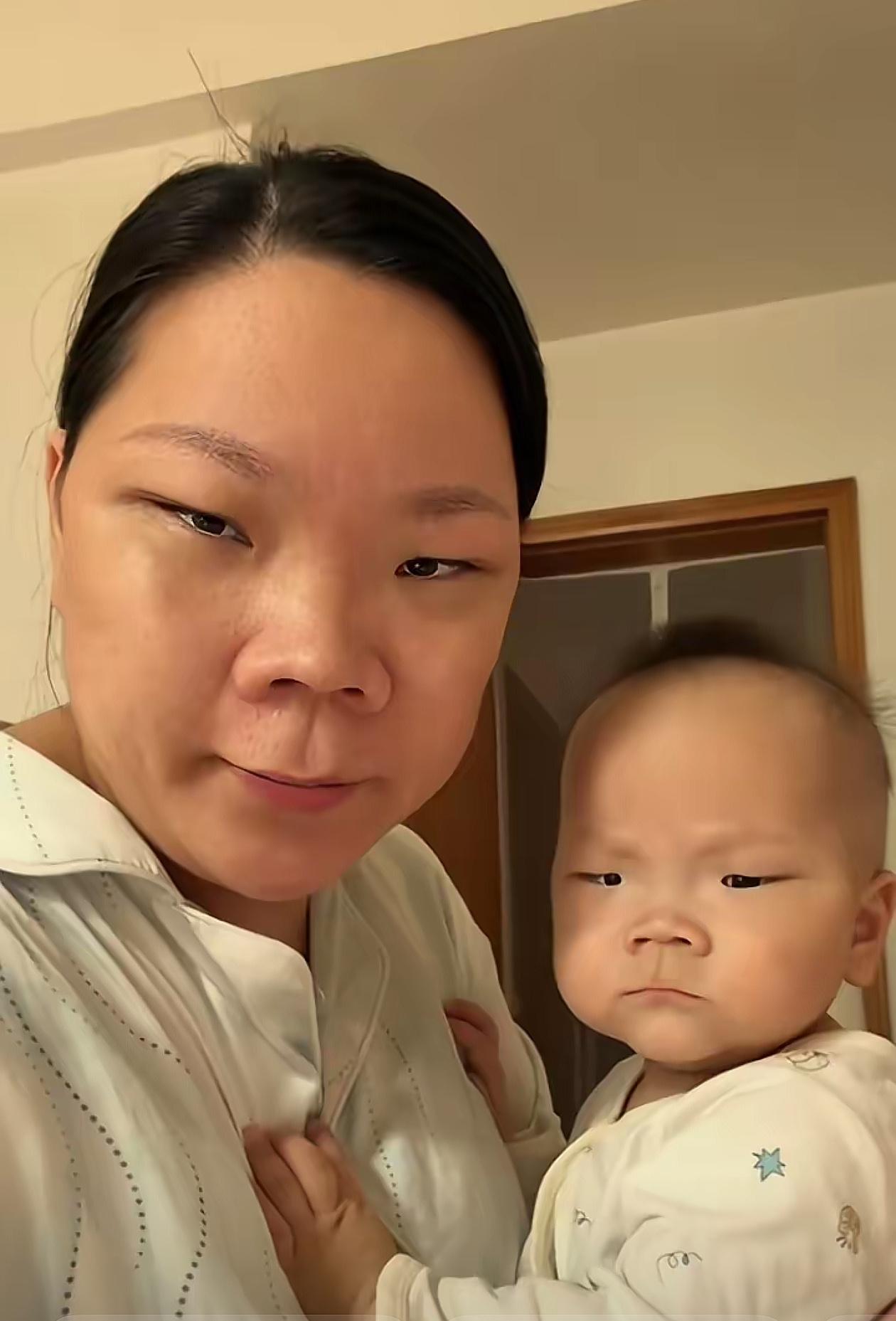 已经第二次刷到母子二人照片，不得不说这位母亲基因非常强大，儿子的长相如同复制粘贴