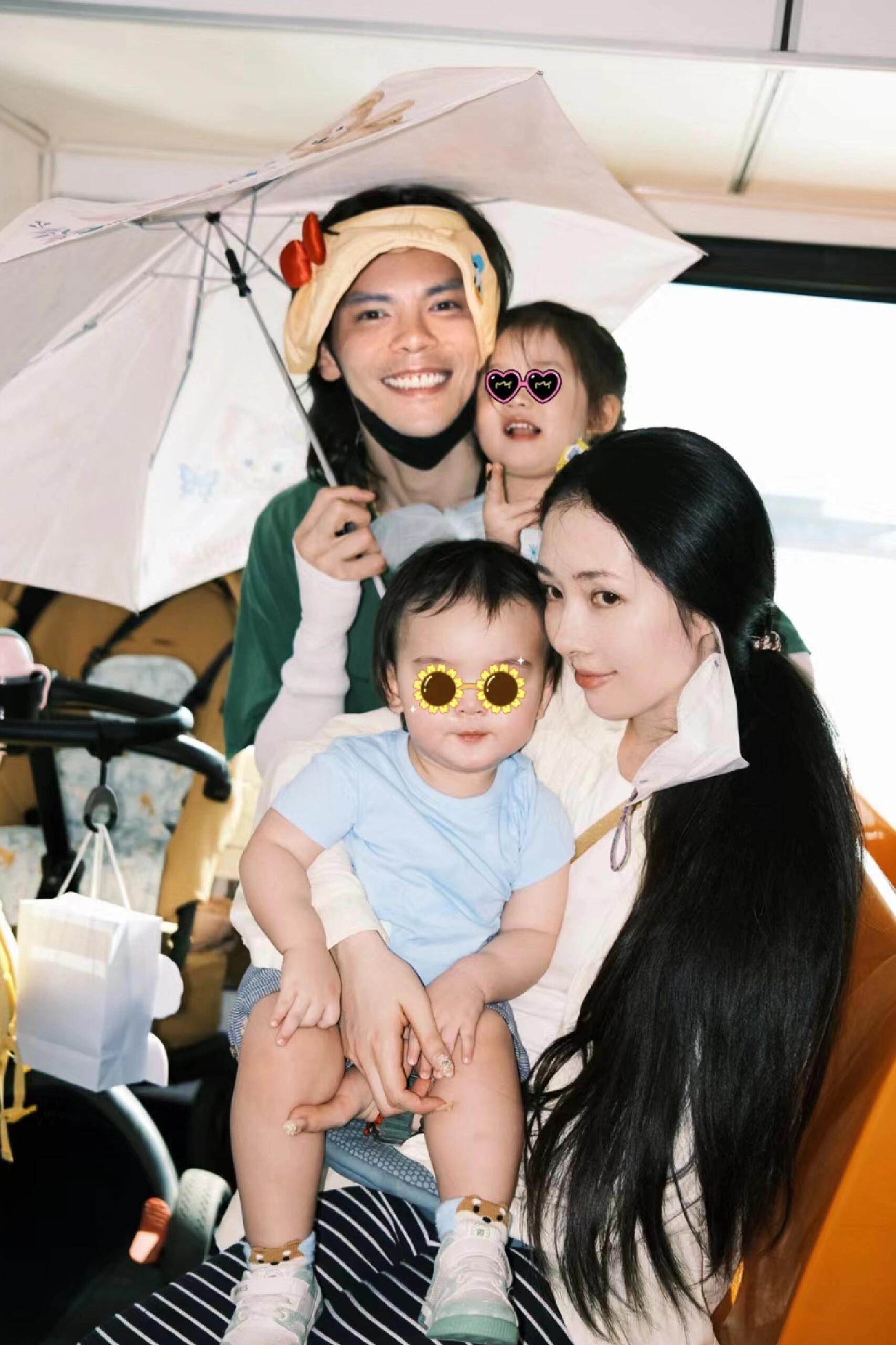 偶遇郭碧婷向佐带娃游乐场活捉向佐郭碧婷带娃！爸爸席地坐地上埋头玩手机，夫妻二人各