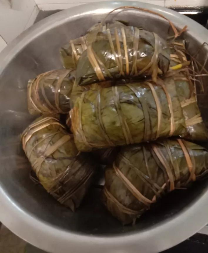 包粽子的糯米究竟是泡还是不泡好？许多人说包粽子的米要泡半天才包，否则粽子夹生。