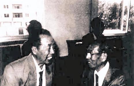 1941年，十几个日本士兵押着一群衣不蔽体、伤痕累累的中国妇女，朝一群新兵喊：“