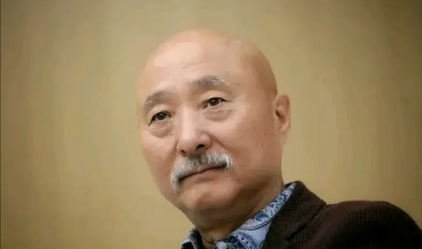 老艺术家陈佩斯终于向生活低头了？一票难求的舞台剧《戏台》搬上暑期档荧幕，姜武