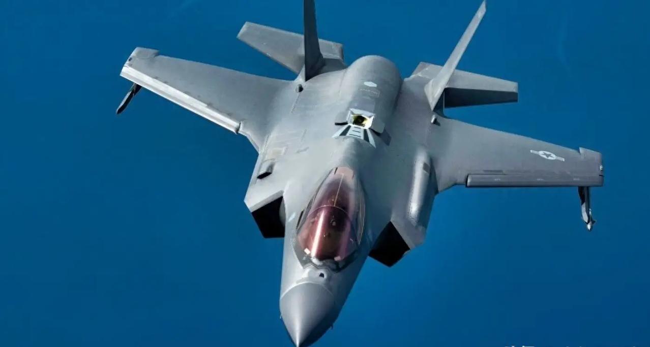 印度想买F-35，没想到美国连座舱都不让看。近日，印度空军司令辛格当着美国太