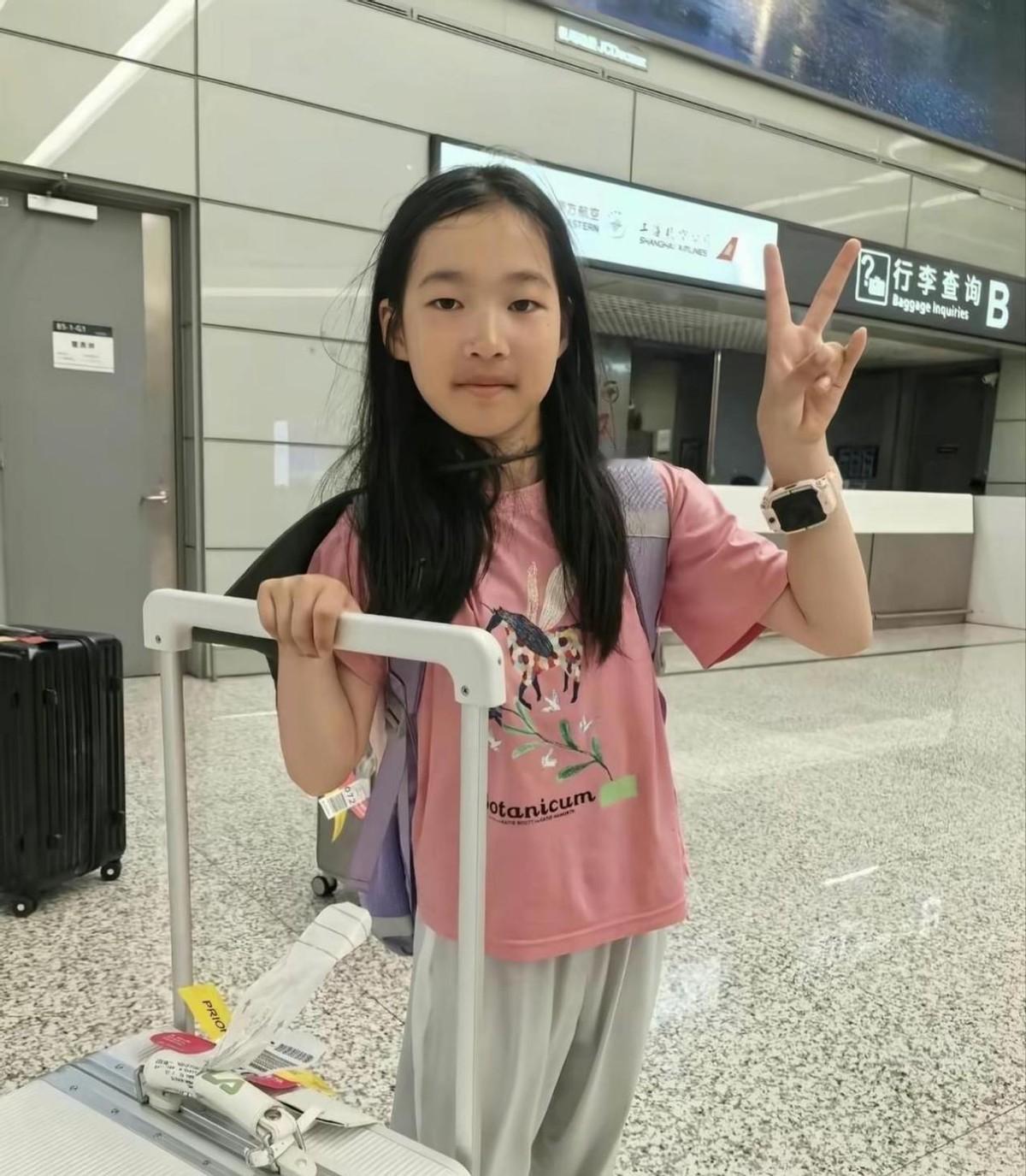 11岁张姩菡坐飞机去旅行了，长高了好多，和妹妹一起玩笑容灿烂，被妈妈照顾的很好，