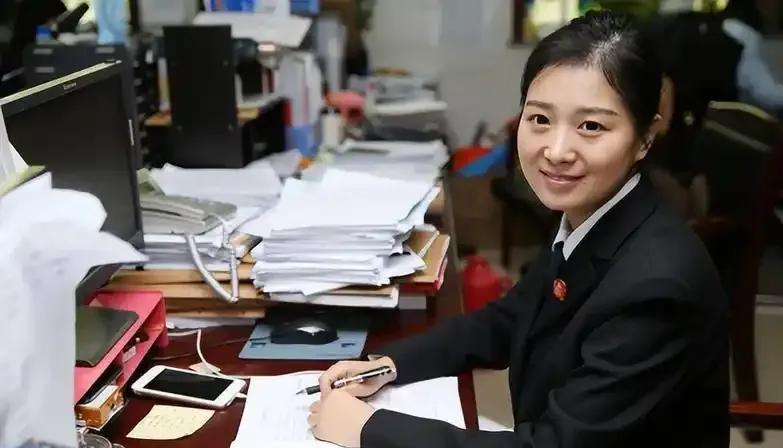 只有公务员家庭才知道的六件事儿。一、二十五岁进体制，五十五岁退休一年，收入十二万