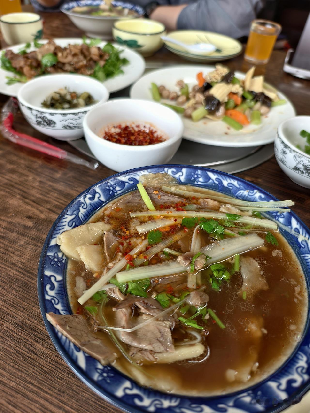 来到涿州，吃到了平生未曾听闻、品尝过的美食，这就是牛肉罩饼。还在往涿州的路上