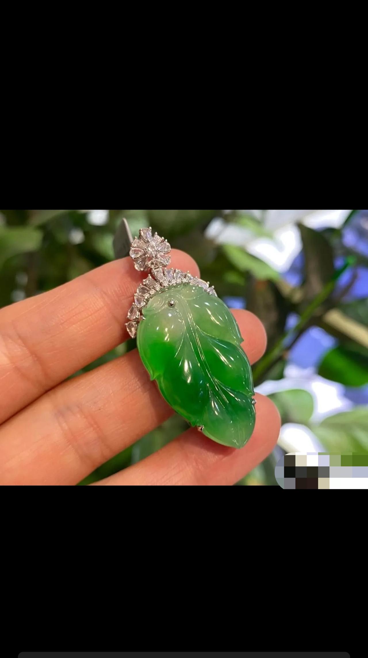 云南石屏，女子参展时，想看一款翡翠吊坠，工作人员让她自己从柜台拿，谁料，女子一个