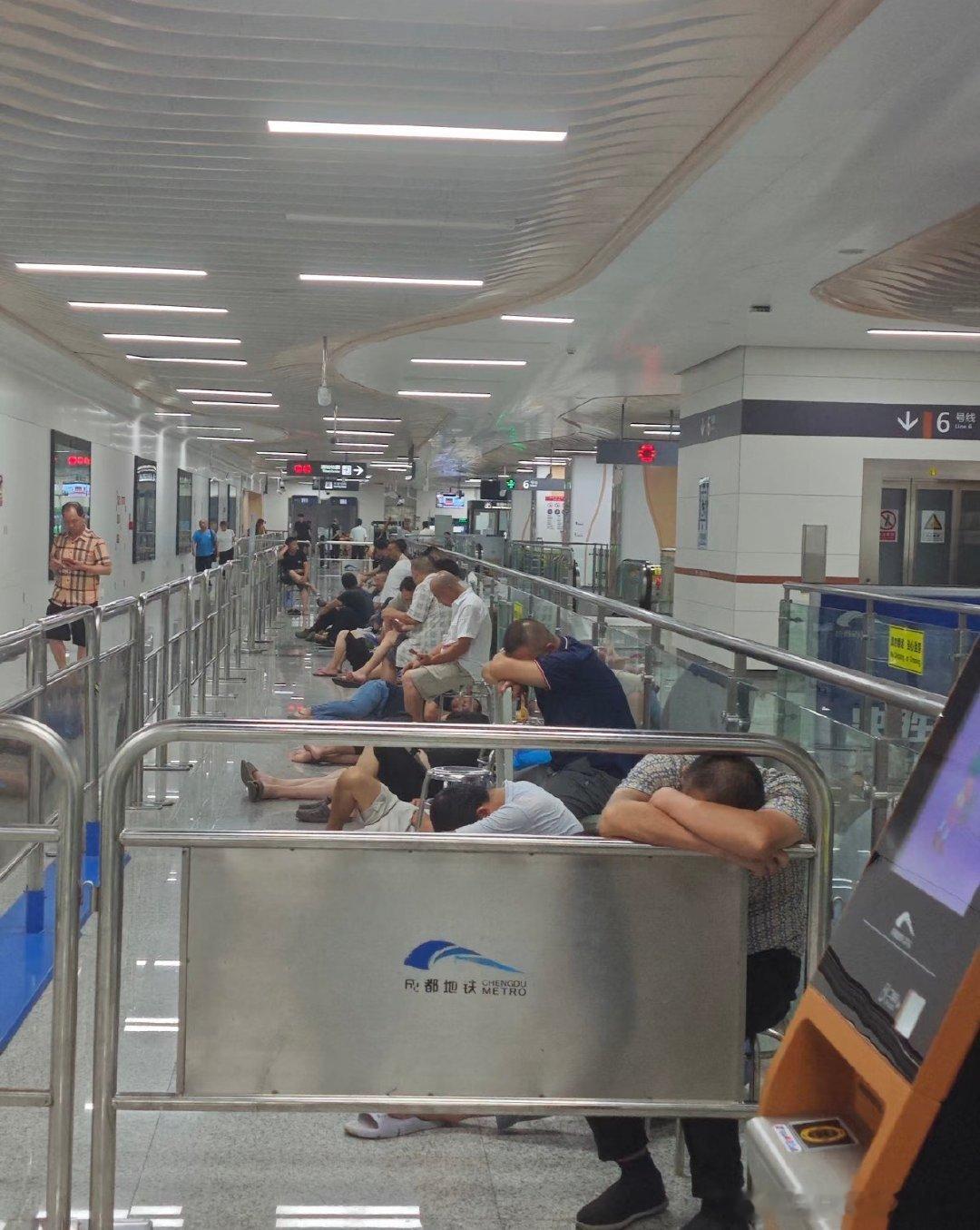 真的只有成都能随地大小蹲、随地大小坐、随地大小躺吗？图三-四是目前成都地铁现状，
