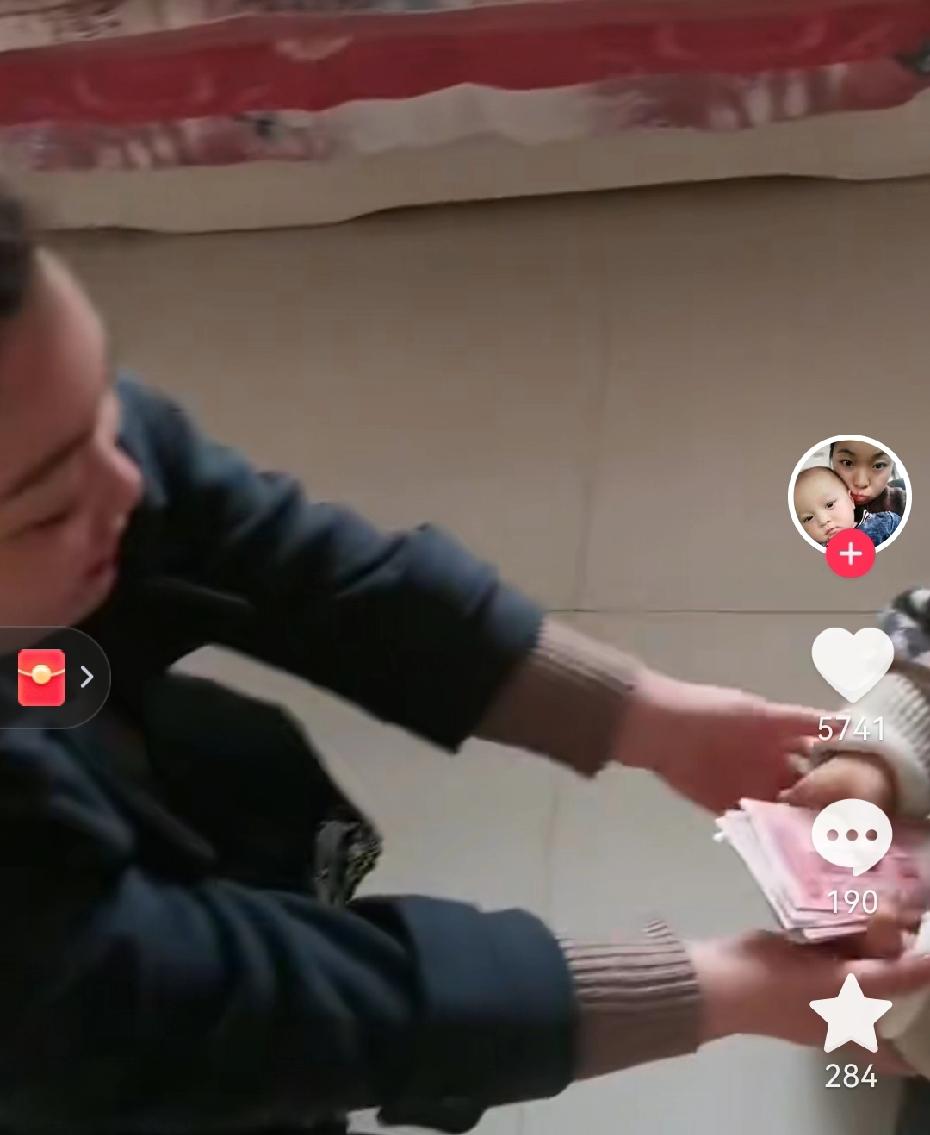 被杀害的李先生一家为啥要小孩跪着接红包，多不吉利呀！不过他们对小孩还是很好