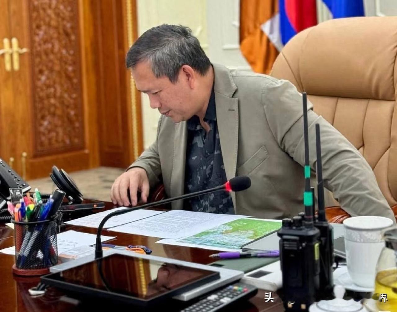 洪玛奈今年48，洪森70多，西哈莫尼无后。原本他不作死的话，按照正常的这个逻辑来