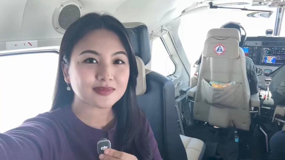 又是这个熟面孔，菲律宾女记者跟随菲律宾海岸警卫队小飞机在中国南海上空飞行，经常可