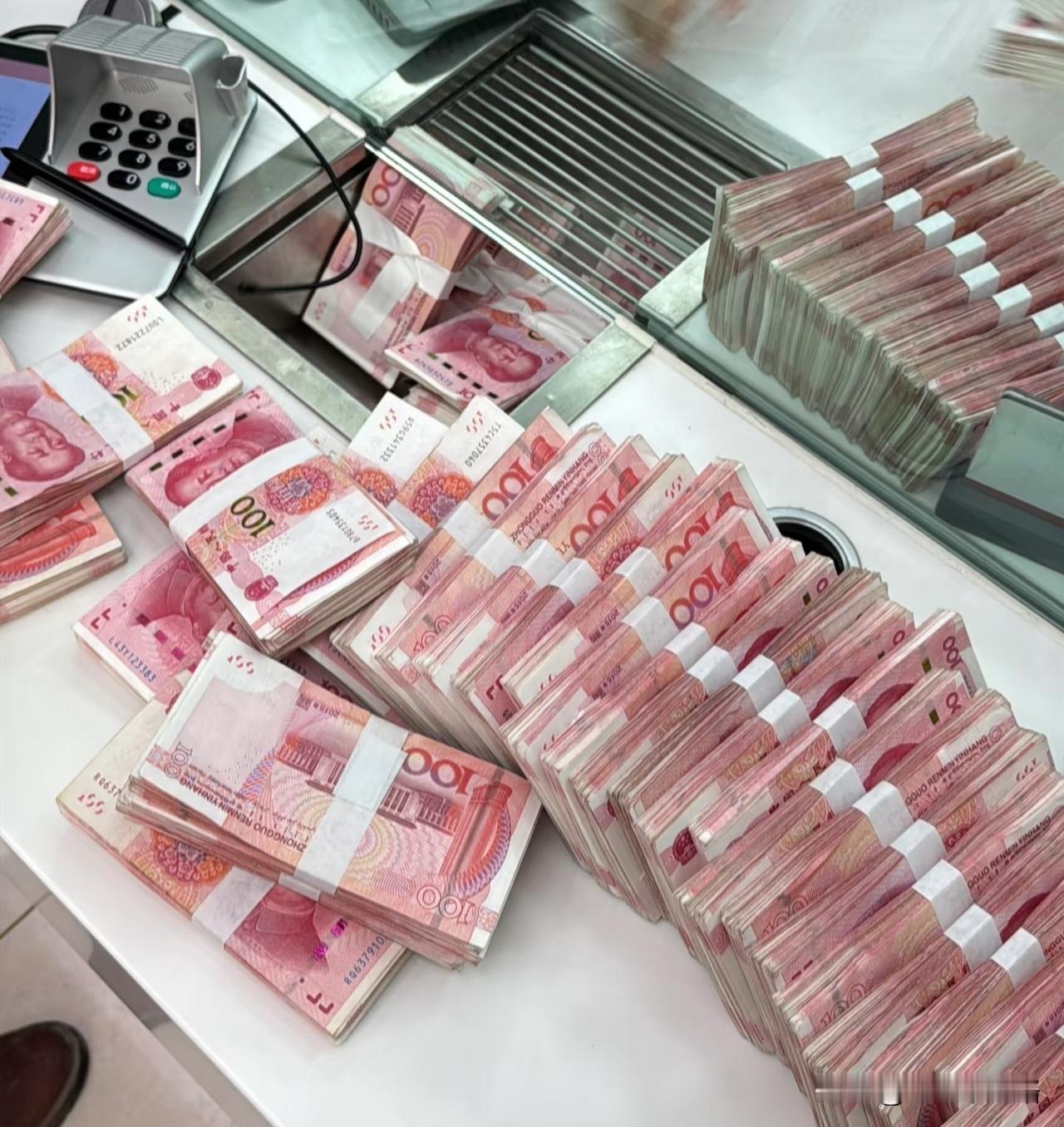 就在刚才，在银行风控部门工作的堂姐打电话给我，语气比平时严肃得多，她说最近