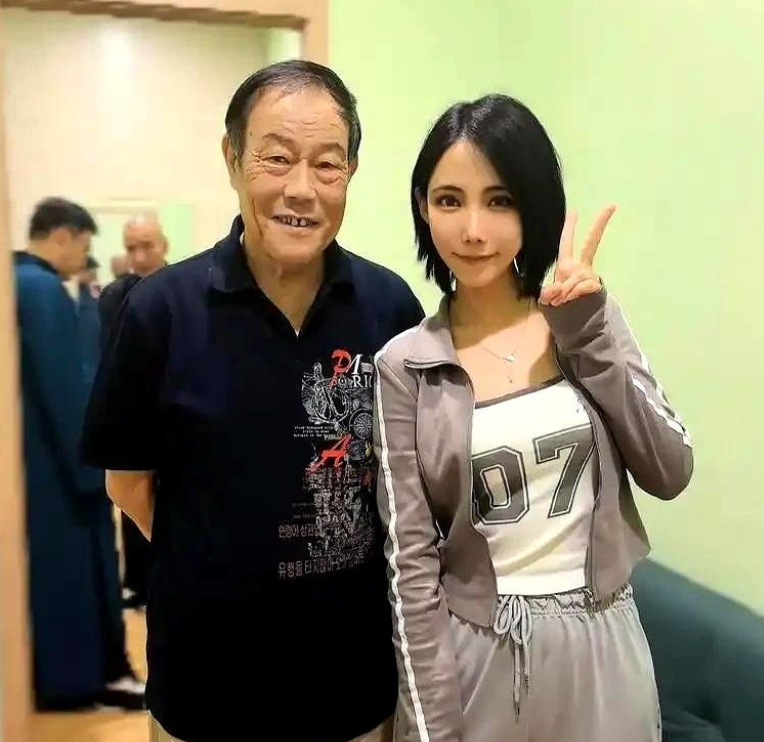 亲哥俩，一个在直播间给自己脸上贴金，一个闷声不响，被“对家”请去当了座上宾。你