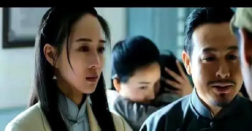 8年雪藏剧首播就翻车？昨晚打开《长河落日》，满屏弹幕在吵：女主出场三分钟，