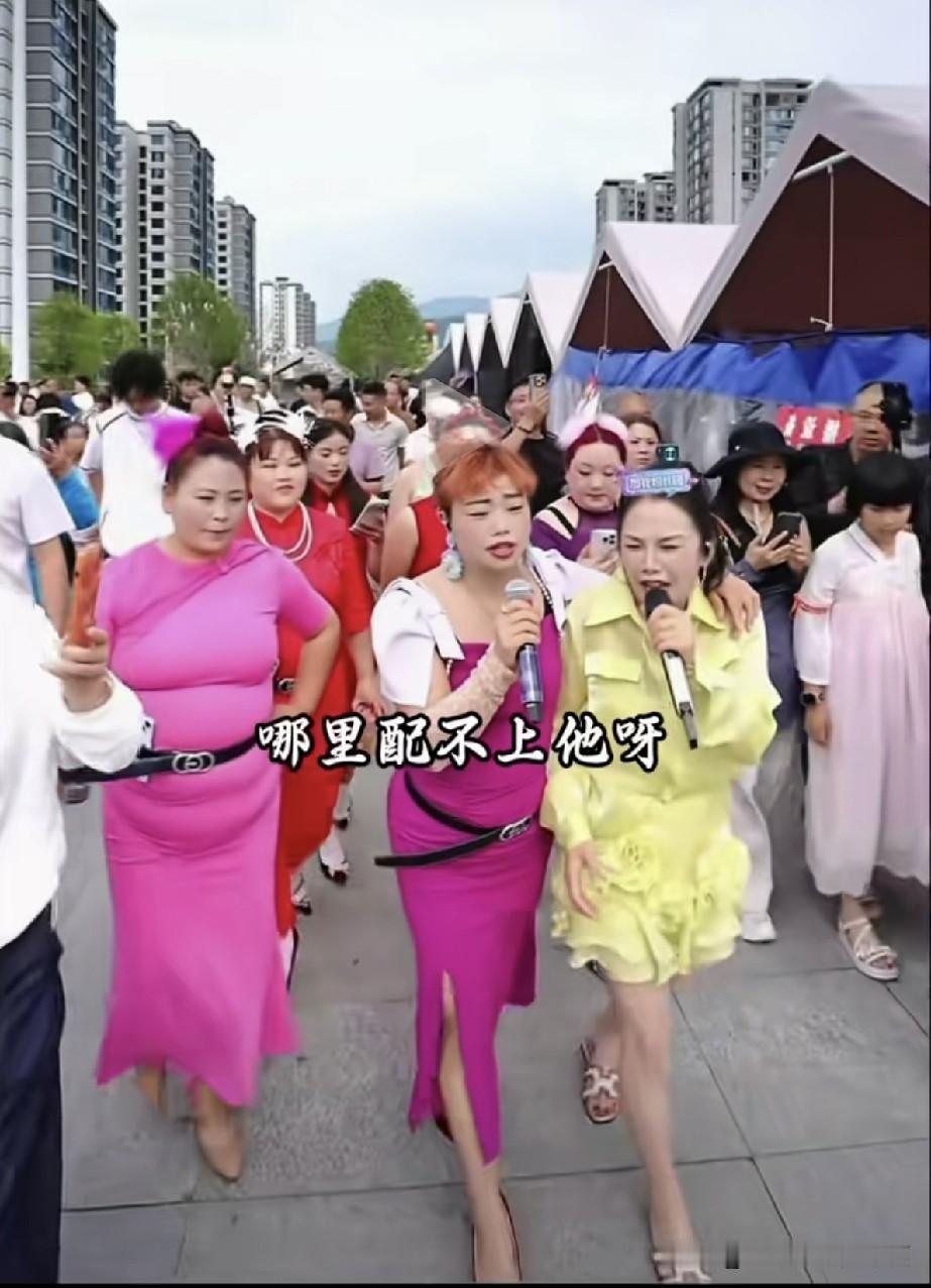 在索图心里，你俩配不上他，他说他的颜值配你俩绰绰有余。你俩因为索图从相识到相