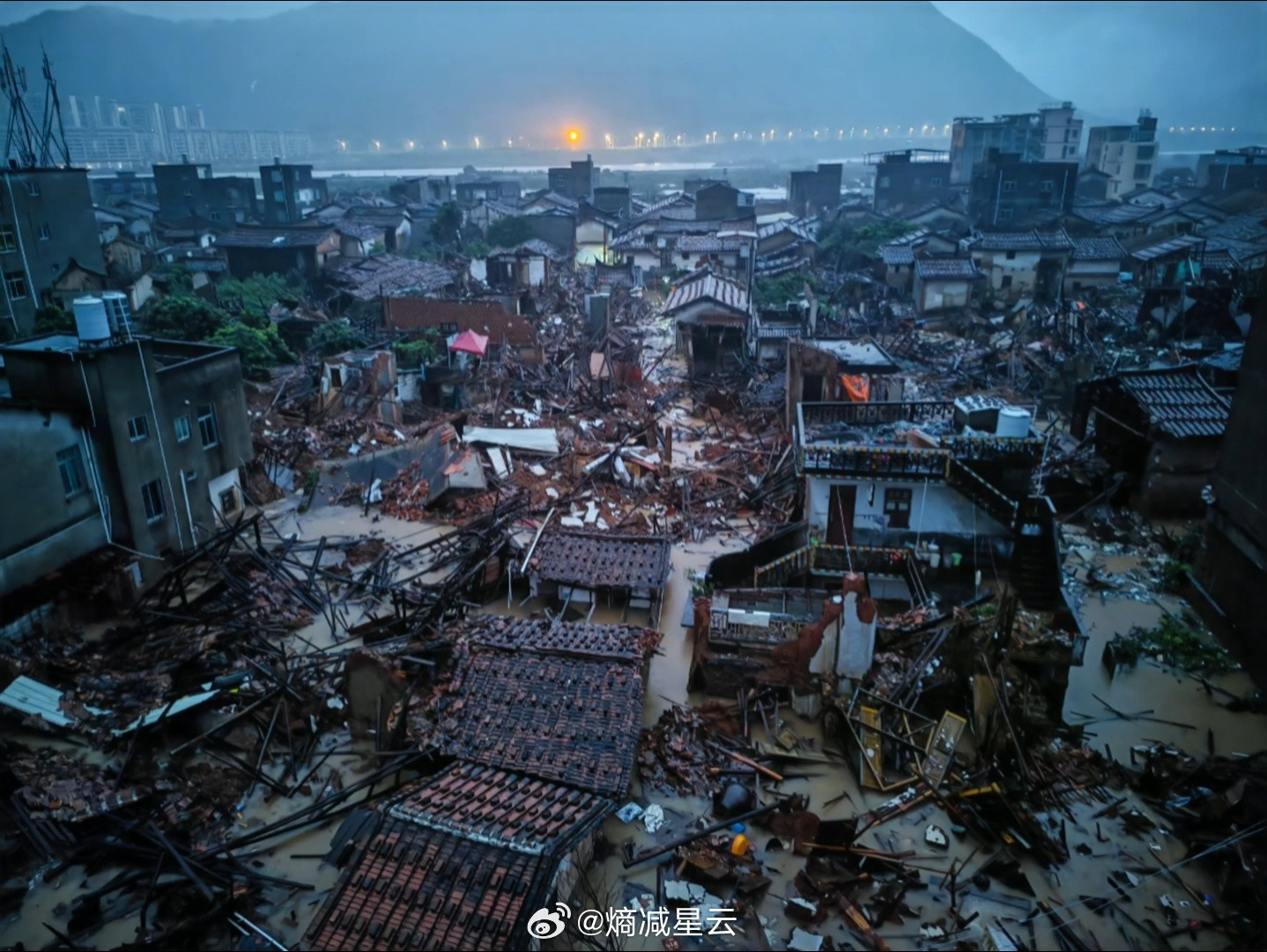 天漏闽粤，雨狂何极南海季风携滔滔水汽，北上遇副高南缘之阻，于闽粤沿海辐合抬升，酿成一场旷日持久之豪雨