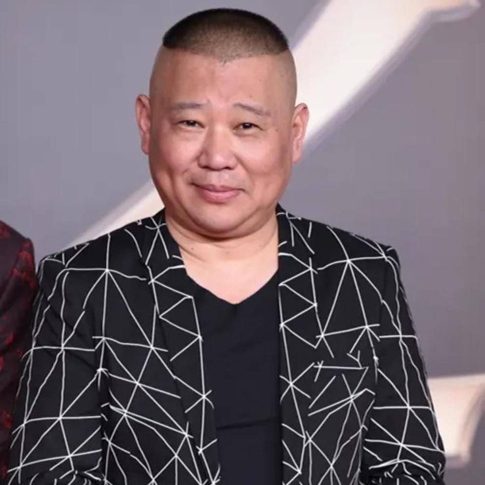 相声教育家马贵荣客观点评郭德纲！昨天马贵荣直播时表示：我承认郭德纲很会说相声，但