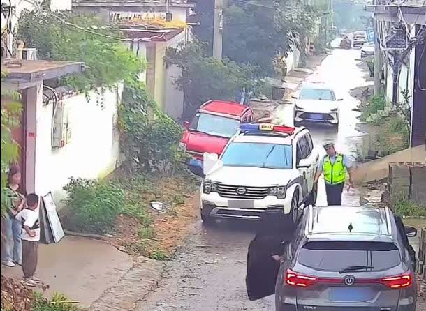 同事在农村老家给老人做寿，几个人坐小王的车赴宴，吃完饭，东家安排打牌，安排的地方