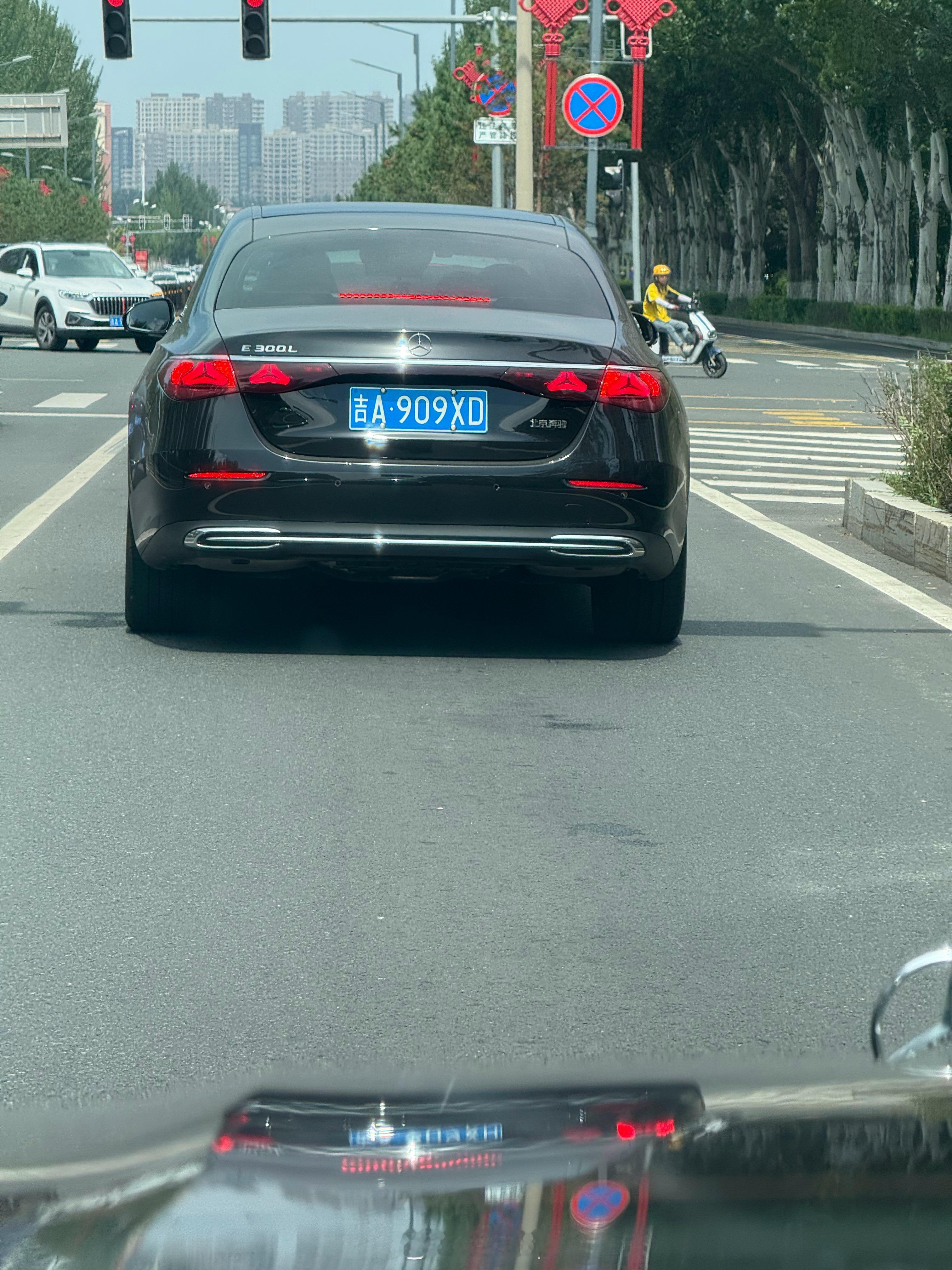 奔驰E级的屁股还挺好看！​​​