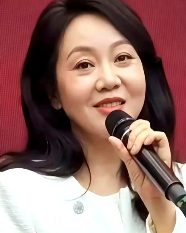 不化妆、不遮眼角细纹，闫妮最近在超市和街头被偶遇，直接素颜面对镜头，让不少路人当场看懵。台上风情万种