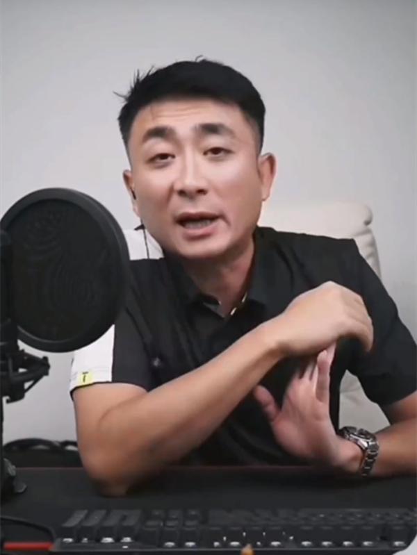 德云社小皇叔郭晓小家底是真厚！直播时，郭晓小被询问给相声大会主持节目，郭德纲给开