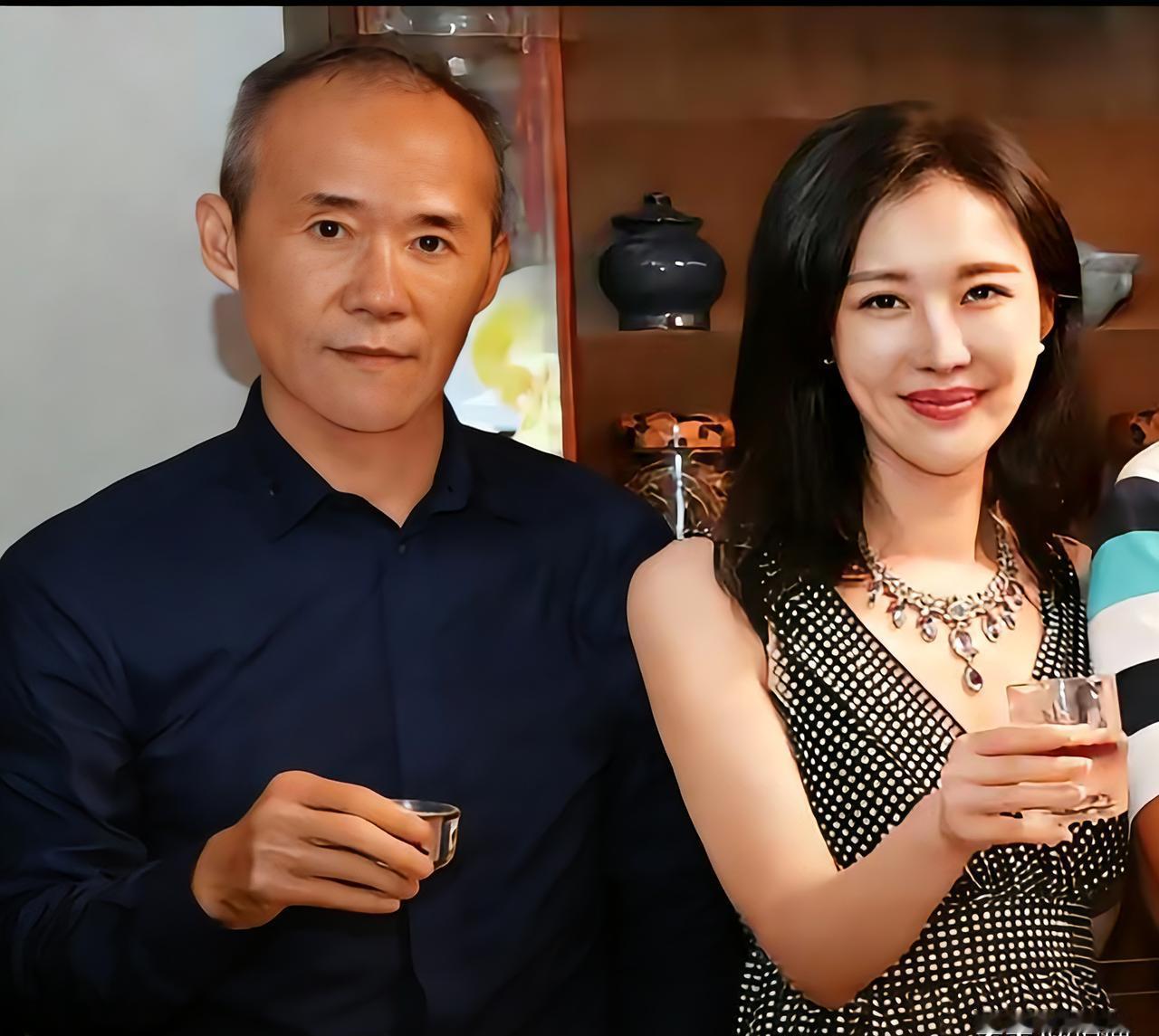 72岁王石，还在为30岁的爱情买单。曾经那锅轰动全网的“笨笨红烧肉”，如今炖出