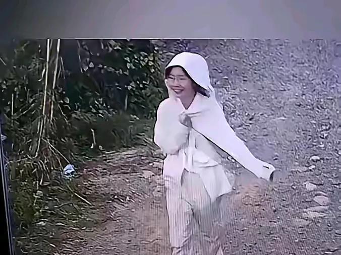 单身女性、比单身男性一辈子更难，这个看蓝眼泪的女孩就是例子，最简单的，自然环境这