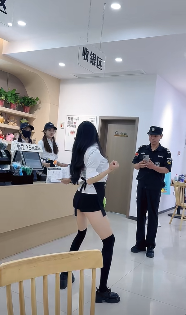 骑手：客户，给你个视频，记得好评…