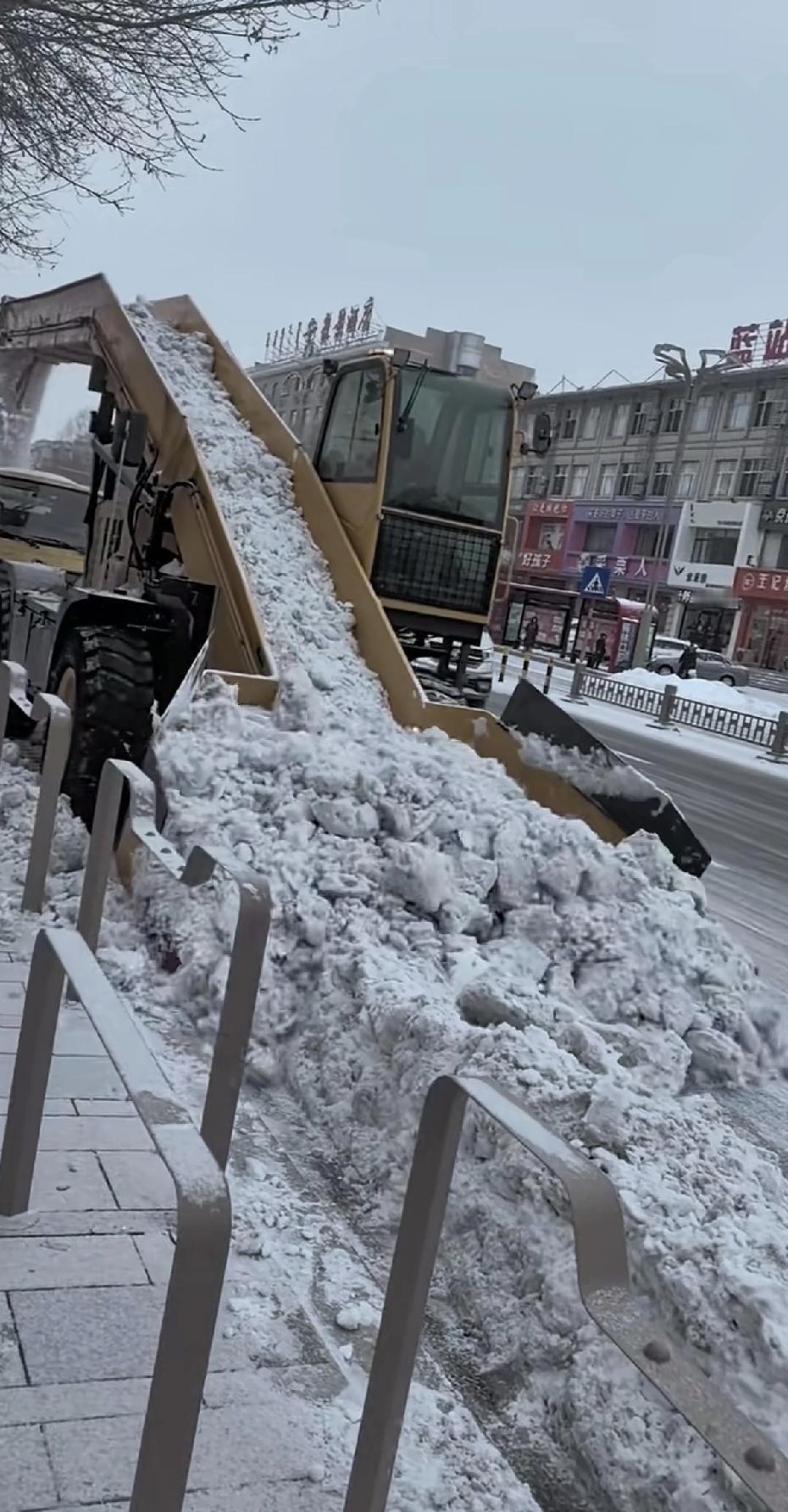 瞧瞧人家外国这么先进的扫雪车，一扫一个干净，咱们中国有吗？什么？这就是中国的？