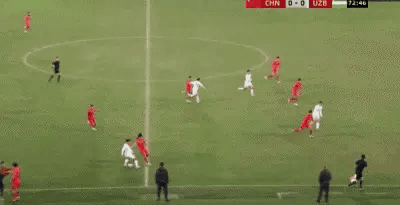 汪仕钦只是摸了对手一把，居然被裁判直接红牌罚下。U22国足在熊猫杯遭遇黑哨，这动