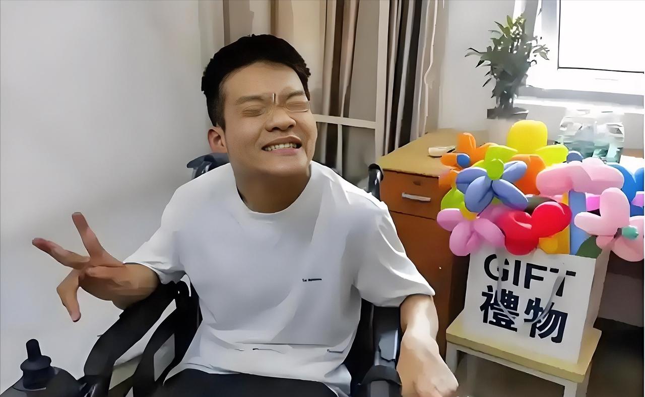 云南一老人为了抱孙子，给脑瘫儿子娶媳妇，谁料，生下两个娃后，他却哭着说：“我真后