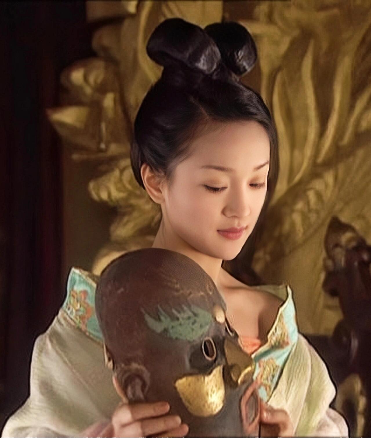 《<em>大明宫词</em>》时，李少红看不上周迅这个“关系户”她想随便用一个角色打发一下，人情