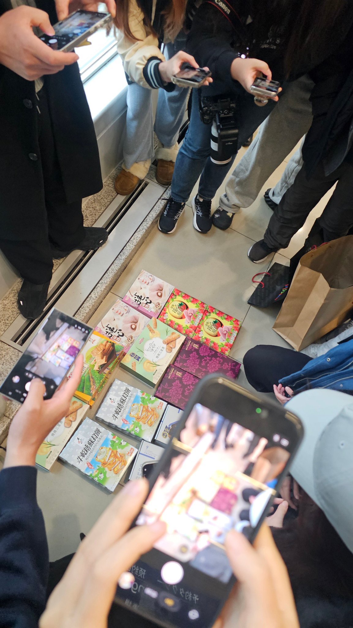 姐姐又给爱娜带零食了就是这么宠