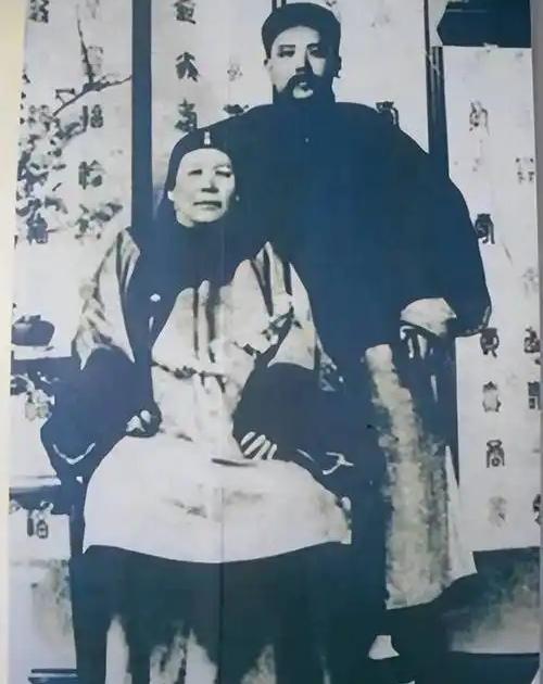1901年，山东巡抚袁世凯扶灵还乡，却吃了闭门羹。嫡兄一身红衣拦住祖坟，高声呵斥