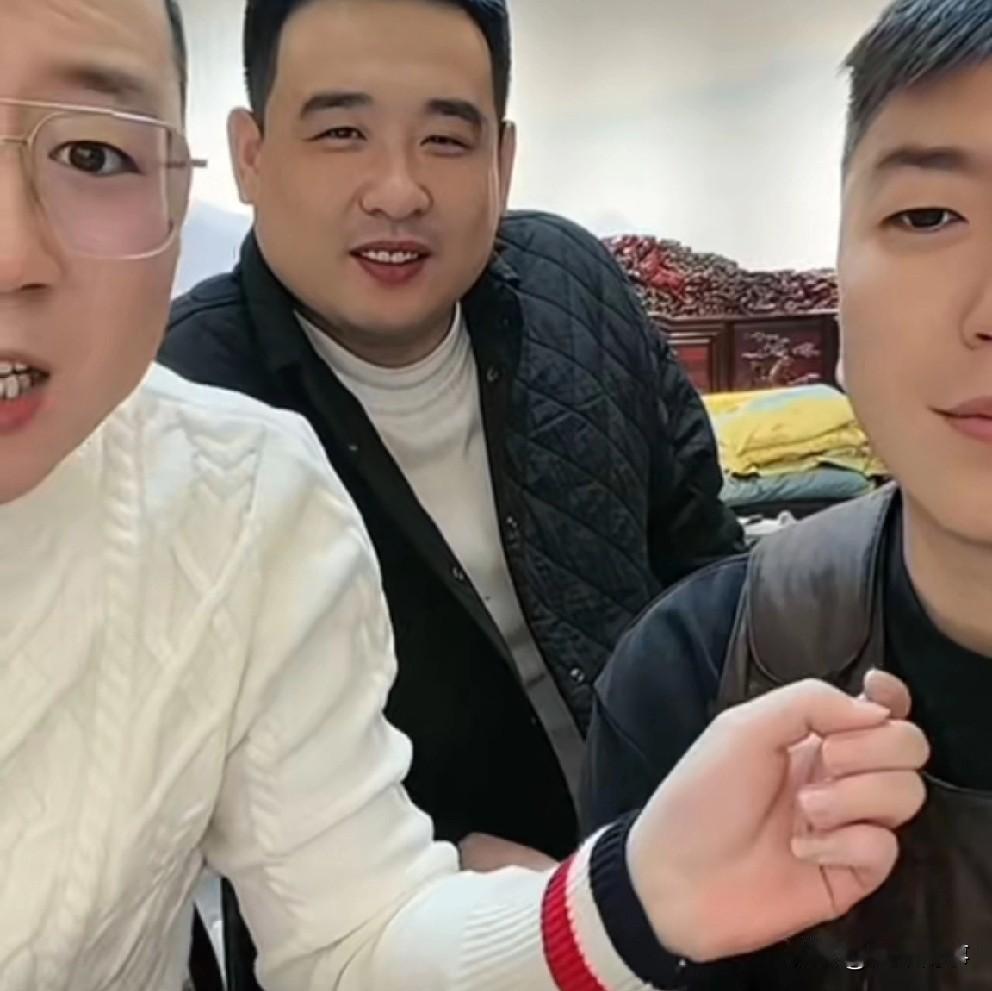 王小源说T佑要能直播王某人早就签约了！都不用给他撵出去