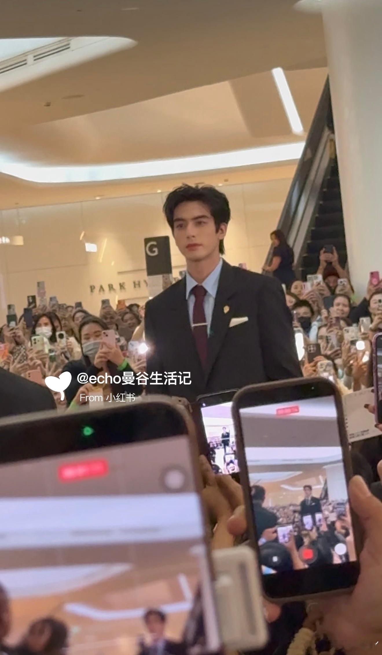 宋威龙曼谷泰兰德的颜值天花板已上线！宋威龙出席Gucci开业活动，宽肩窄腰的九头