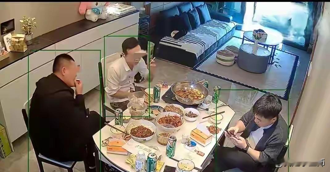 五一假期本该轻松愉快，浙江宁波一对夫妻，却因为一场家庭酒局大打出手。女子