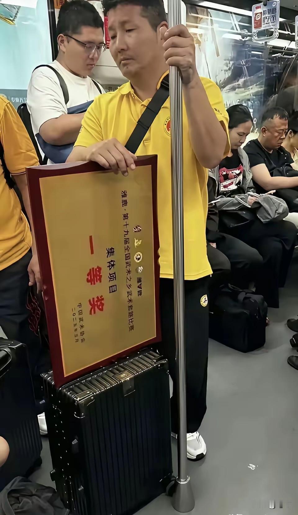 大哥今天这是没开车啊？