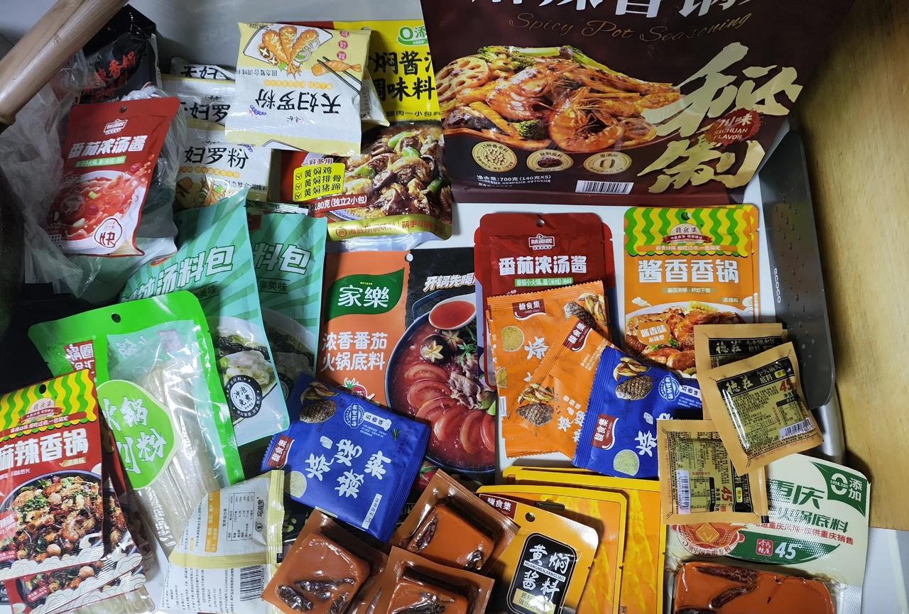 这俩孩子，真没救了。今天我收拾儿子家厨房间的柜子，居然掏出来那么多的佐料包，这