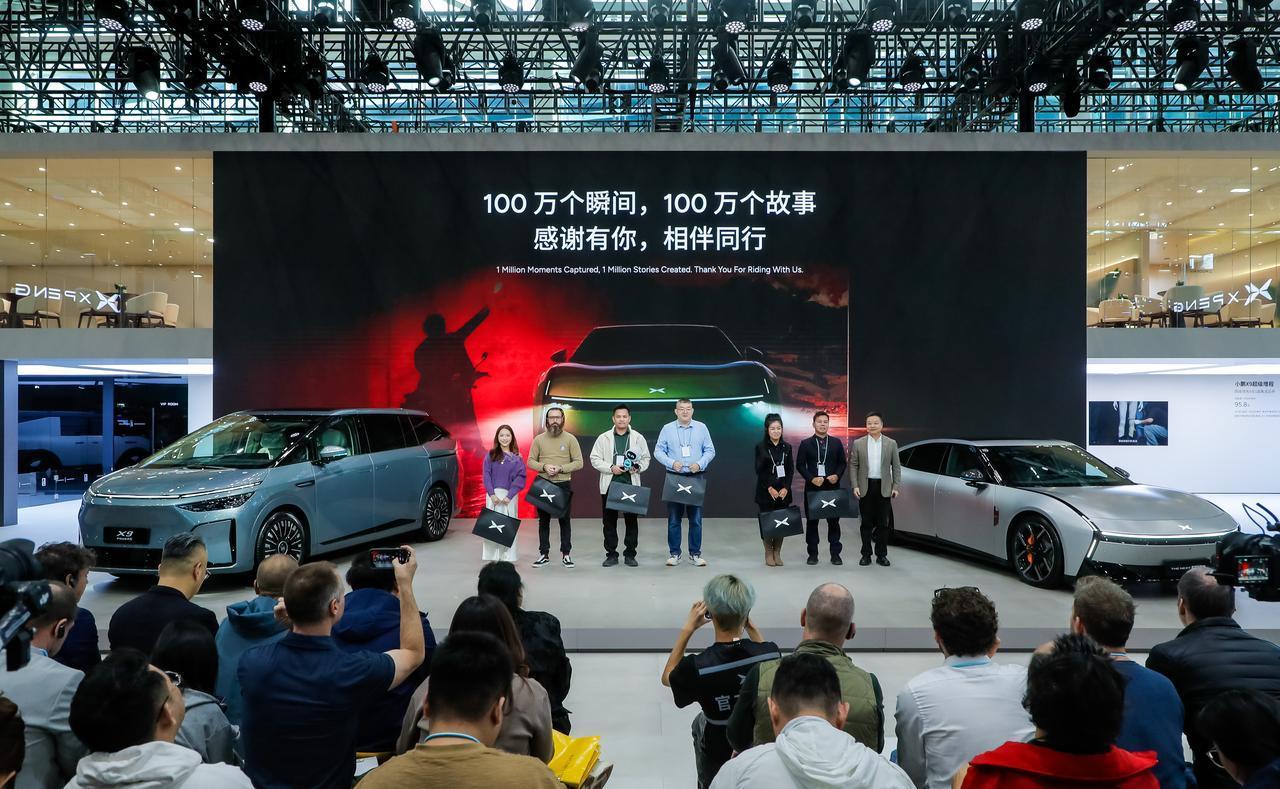 11月21日广州车展上，小鹏汽车迎来两大喜事——第100万台整车下线，还交付了首