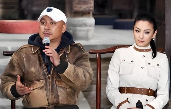 王全安一把扯开张雨绮的戏服，红肚兜的带子当场滑落。这还没完，他扭头就对旁边的段