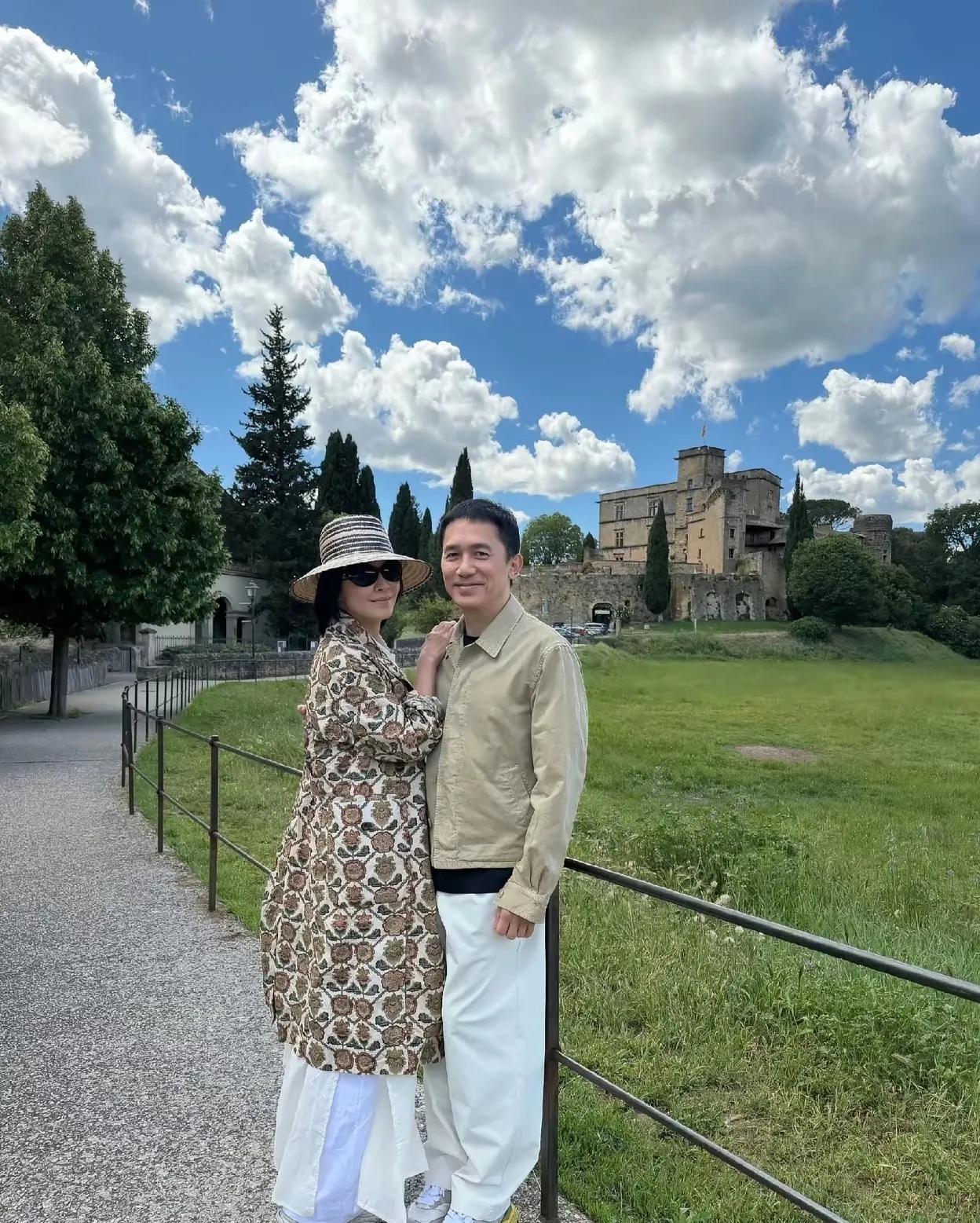 刘嘉玲这组度假照，穿搭和状态都赢麻了！谁懂啊！60岁的刘嘉玲，把法式松弛感