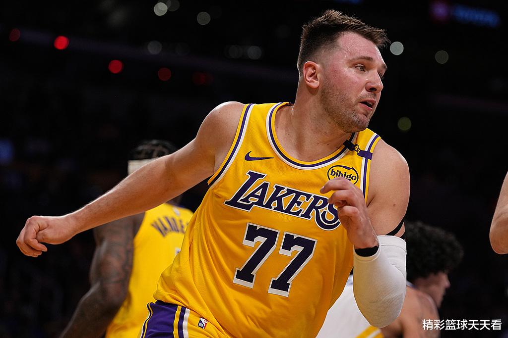 美媒：湖人犯的最大的错误就是把詹姆斯边缘化，让东契奇迅速成为了湖人的老大！后果就